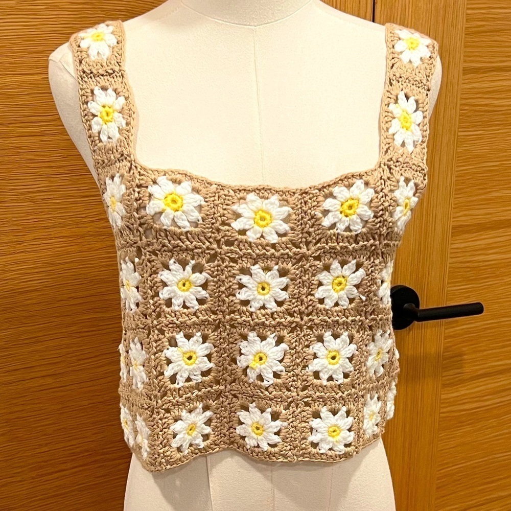 Altar'd State Women's Crochet Tabk Top Daisy Pettern Size Medium